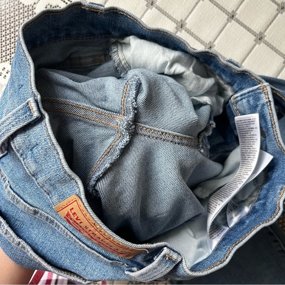 Levi's distressed high waisted mom jeans size 27/29L - Picture 7 of 8